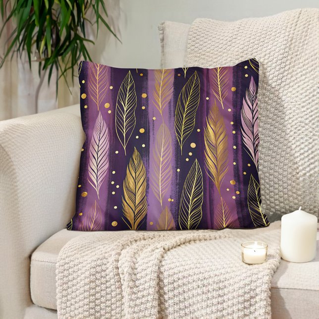 Elegantes Lila Gold Feather Boho Kissen (Elegant purple with gold feather decorator pillow)