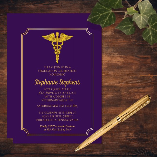 Elegantes Lila Gold Veterinary Medicine Grad Party Einladung (Elegant Purple | Gold Tone Veterinary Medicine Vet School Graduation Party Invitation Print Digital)