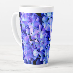 Elegantes lila Magenta Blumenhydrangea Milchtasse