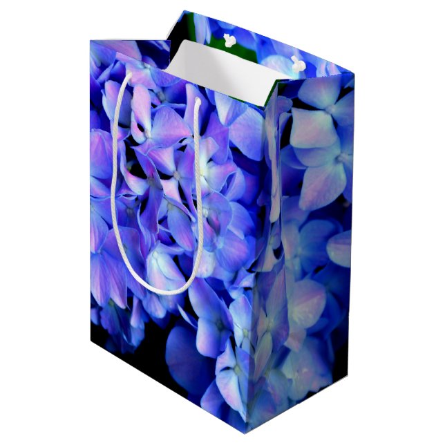 Elegantes lila Magenta Blumenhydrangea Mittlere Geschenktüte (Rückseite Schrägansicht)