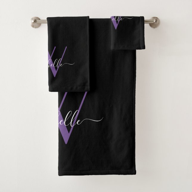 Elegantes, Lila Monogramm-Namensskript Badhandtuch Set (Insitu)