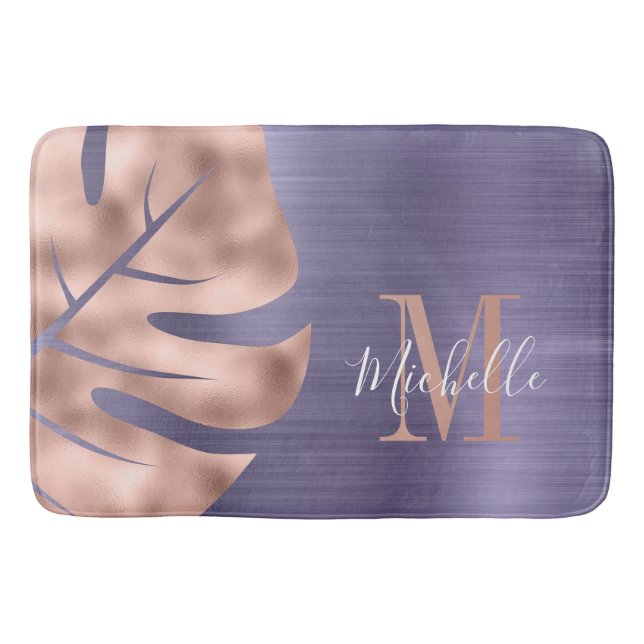 Elegantes Lila Palmblättermonogramm Badematte (Vorderseite)