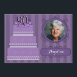 Elegantes Lilac Damask 90. Geburtstag Foto Einladu Einladung<br><div class="desc">Dieses elegante Design verfügt über einen monochromatischen lila gestreiften Hintergrund, ergänzt durch einen koordinierten Geburtstagskuchen mit einem "90. Geburtstag"-Kuchen Topper und Perlen. Laden Sie Ihr eigenes Foto in den Viktorianischen Stilrahmen und personalisieren Sie es mit Ihrem Namen. Auf der Rückseite dieses beliebten Designs befindet sich das gleiche Farbschema mit viel...</div>