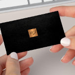 Elegantes Luxus-Gold aus schwarzem Kupfer Visitenkarte<br><div class="desc">Klassische, mit Monogramm Visitenkarte in Imitate aus schwarzem Leder (PRINTED) mit Imitat goldfarbenem Kupfer-Metallicsilber (auch PRINTED). Einfach auf beiden Seiten personalisieren! Geeignet für Berater, persönliche Stylist, Makeup-Künstler, Friseur, Salon-Manager, Zuhause-Innenarchitekten oder Architekten, Boutique-Besitzer, Lifestyle-Blogger, Künstler, Luxusdienstleister berufliche Anbieter.</div>