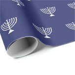 Elegantes marineblau-weißes jüdisches Menorahmuste Geschenkpapier<br><div class="desc">Elegantes marineblau-weißes jüdisches Menorahmuster einfaches minimalistisches modernes Geschenkpapier. Weiße Menorah Muster auf dunkelmarineblau blauem Hintergrund. Dieses Papier ist ideal für Hanukkah,  Chanukah,  Bar mitzvah,  Fledermaus Mitzvah,  Shabbat und jüdischen Feiertagen.</div>