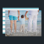 Elegantes Meer und Greetings Beach Foto Weihnachte Feiertagskarte<br><div class="desc">Verpassen Sie den Feiertag mit dieser nautischen Weihnachtskarte,  die ein einfaches Design mit den Worten "Seas and Greetings" in einem eleganten,  dünnen,  weißen Drehbuch enthält,  sowie Ihre Botschaft über Ihr bevorzugtes horizontales Foto für Strandurlaub. Die Rückseite ist mit weißen Streifen und Aqua-Streifen versehen.</div>