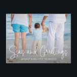 Elegantes Meer und Greetings Beach Foto Weihnachte Feiertagspostkarte<br><div class="desc">Mit dieser nautischen Weihnachtspostkarte,  die ein schlichtes Design mit den Worten "Seas and Greetings" in einem eleganten,  dünnen,  weißen Schriftsatz enthält,  und der Botschaft über Ihr bevorzugtes horizontales Foto für Strandurlaub. Die Rückseite hat Ihre persönliche Nachricht und Ihre Rücksendeadresse für einfaches Mailen.</div>