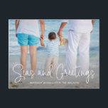 Elegantes Meer und Greetings Beach Foto Weihnachte Feiertagspostkarte<br><div class="desc">Mit dieser nautischen Weihnachtspostkarte,  die ein schlichtes Design mit den Worten "Seas and Greetings" in einem eleganten,  dünnen,  weißen Schriftsatz enthält,  und der Botschaft über Ihr bevorzugtes horizontales Foto für Strandurlaub. Die Rückseite hat Ihre persönliche Nachricht und Ihre Rücksendeadresse für einfaches Mailen.</div>