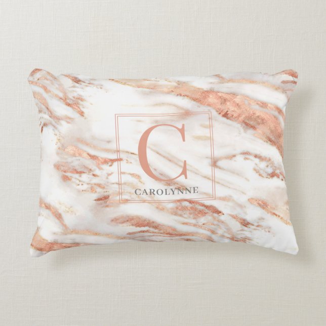 Elegantes Metallic-Kupfer-Rose-Goldmarmor-Monogram Dekokissen (Vorderseite)