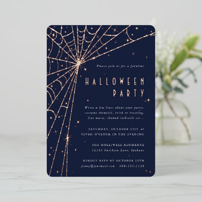 Elegantes Midnight Blue Spider Web-Halloween-Party Folieneinladung (Stehend vorne)