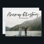 Elegantes Minimal MERRY CHRISTMAS Foto Save The Date<br><div class="desc">Moderne und einfache Weihnachtskarte mit einem eleganten, handgeschriebenen Schriftsatz von BLACK vorne und einem zeitlosen diagonal gestreiften Muster auf der Rückseite. Die umgekehrte Farbe der Karten kann so geändert werden, dass sie dem Foto-Farbschema entspricht. Alle Textstile, Farben, Größen können auch an Ihre Bedürfnisse angepasst werden. Für Hilfe oder individuelle Anfrage...</div>