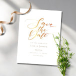 Elegantes Minimalistisches Goldenes Skript Save th Postkarte<br><div class="desc">Diese minimalistische Save the Date Karte verfügt über ein elegantes Drehbuch Save the Date über Ihrem Set in eleganter Goldtypografie. Die Rückseite hat zusätzliche Save the Date Details,  einschließlich Ihrer Hochzeitswebsite,  mit Ihrer Rücksendeadresse und Platz für die Adresse Ihres Empfängers. Entwickelt von Thisisnotme©</div>