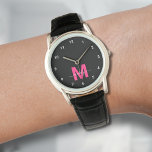 Elegantes Minimalistisches Schwarz-Rosa Monogramm Armbanduhr<br><div class="desc">Personalisierte Schwarz-Weiß-Uhr mit einfachen weißen Zahlen. Diese elegante, minimalistische Uhr verbindet klassische Eleganz mit einer persönlichen Touch, die mit einem fett rosa Initial auf einem schwarzen Gesicht (beachten Sie: das Rosa ist eine flache Farbe ohne Schimmer) und durch einfache weiße Zahlen zum Lesen betont wird. Das Design enthält einen zarten...</div>