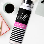 Elegantes Minimalistisches Schwarz-Weiß-Rosa-Band Trinkflasche<br><div class="desc">Ein eleganter, minimalistischer schwarz-weißer Streifen mit einem klassischen und dramatischen Kalligraphiebrief auf der Wasserflasche. Schreiben Sie Ihren Namen oder Text auf eine lebendige rosa Schleife wird sicher eine Aussage, wo immer Sie es verwenden. Hervorragendes Geschenkstück für sich selbst oder als Geschenk für Freunde, Familie und für diejenigen, die etwas Einzigartiges...</div>