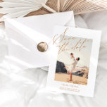 Elegantes Minimalistisches Script-Foto Save The Date<br><div class="desc">Dieses atemberaubende Design verbindet Einfachheit mit Eleganz und schafft eine zeitlose und raffinierte Ankündigung für Ihre kommende Hochzeit. Der weiße Hintergrund dient als perfekte Leinwand für die wunderschöne Schriftzypografie, die Ihre Namen und Ihr Hochzeitstag auf minimalistische und stilvolle Weise hervorhebt. Fügen Sie eine persönliche Touch hinzu, indem Sie Ihr Lieblings-Verlobung-Foto...</div>