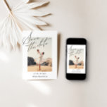 Elegantes Minimalistisches Script-Foto Save The Date<br><div class="desc">Dieses atemberaubende Design verbindet Einfachheit mit Eleganz und schafft eine zeitlose und raffinierte Ankündigung für Ihre kommende Hochzeit. Der weiße Hintergrund dient als perfekte Leinwand für die wunderschöne Schriftzypografie, die Ihre Namen und Ihr Hochzeitstag auf minimalistische und stilvolle Weise hervorhebt. Fügen Sie eine persönliche Touch hinzu, indem Sie Ihr Lieblings-Verlobung-Foto...</div>