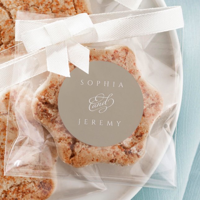 Elegantes Minimalistisches Skript Wedding Brown Runder Aufkleber (Von Creator hochgeladen)