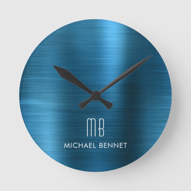 Elegantes Mit Monogramm gebürstetes Metallic Blue Runde Wanduhr (Vorderseite)