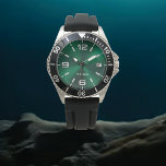Elegantes Mit Monogramm, grün gebürstetes Metall Armbanduhr<br><div class="desc">Elegant Mit Monogramm grün gebürstet Metallic. Diese elegante und moderne Uhr wurde mit Namensskriptitipografie entworfen, gepaart mit weißer Typografie in Schwarz auf einem schicken grünen, gegossenen Metallic-Hintergrund und hat Platz, um deinen Namen zu schreiben. Der Name Monogramm kann leicht personalisiert sein, um ein Design als einzigartig zu machen, das perfekte...</div>