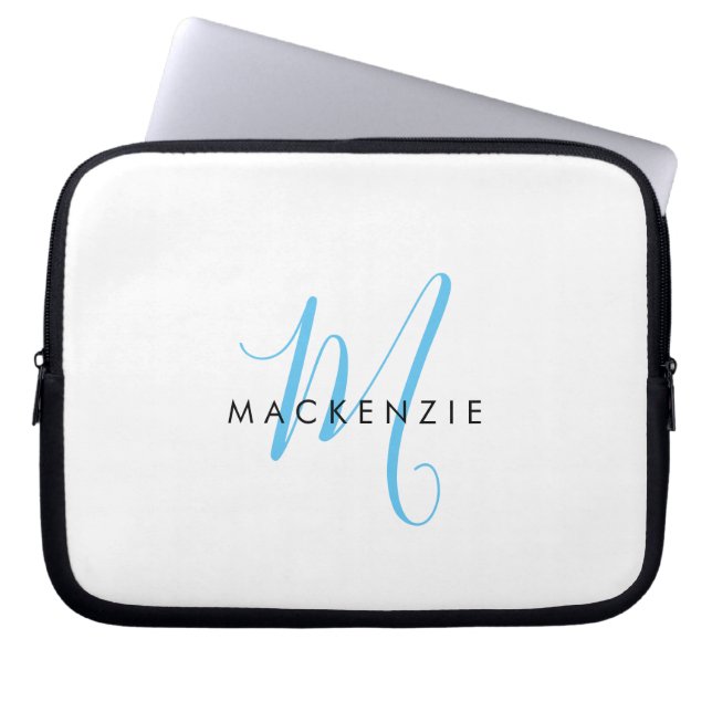 Elegantes Modern White Sky Blue Script Monogram Laptopschutzhülle (Vorderseite)