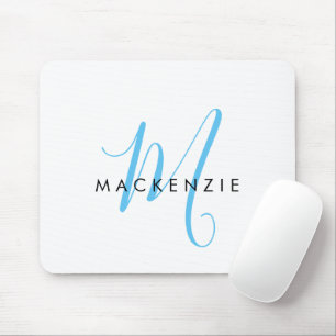 Elegantes Modern White Sky Blue Script Monogram Mousepad