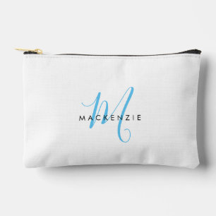 Elegantes Modern White Sky Blue Script Monogram Zubehörtasche