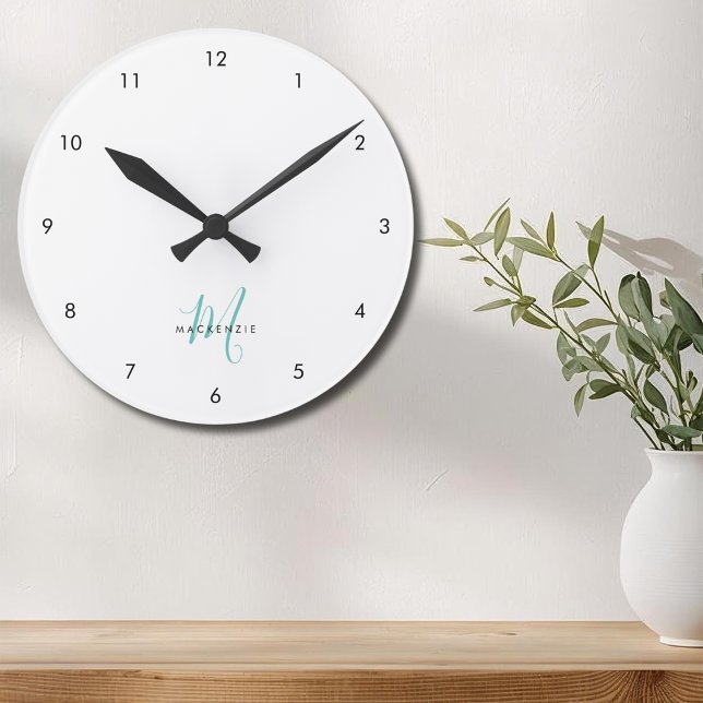Elegantes, modernes Aquamarines Script Monogram Runde Wanduhr (Von Creator hochgeladen)