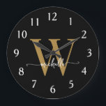 Elegantes, modernes Black Gold Monogram Name Scrip Große Wanduhr<br><div class="desc">Girly Modern Elegant Stilvolle Schwarz-Gold Monogram Initial Name Script Custom Personalisiert Large Clock. Dieses Design mit einem Vornamen in einer hübschen Hand Schwanz-Swash-Schriftart Kalligraphie (oder Typografie) mit Monogramm Erstmaligkeit in Gold und Weiß auf Schwarz. Einfach zu anpassen. Große stilvolle feminine Hauswärmeschenke, auch zum Geburtstag, süße 16 Geburtstagsparty, Muttertag, Hochzeit, Brautparty-...</div>