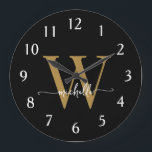 Elegantes, modernes Black Gold Monogram Name Scrip Große Wanduhr<br><div class="desc">Girly Modern Elegant Stilvolle Schwarz-Gold Monogram Initial Name Script Custom Personalisiert Large Clock. Dieses Design mit einem Vornamen in einer hübschen Hand Schwanz-Swash-Schriftart Kalligraphie (oder Typografie) mit Monogramm Erstmaligkeit in Gold und Weiß auf Schwarz. Einfach zu anpassen. Große stilvolle feminine Hauswärmeschenke, auch zum Geburtstag, süße 16 Geburtstagsparty, Muttertag, Hochzeit, Brautparty-...</div>