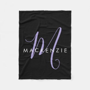 Elegantes, modernes Black Lavender Script Monogram Fleecedecke