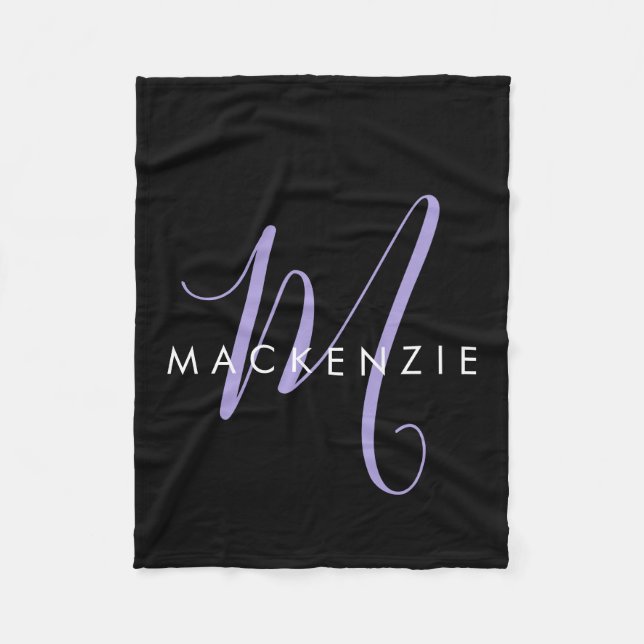 Elegantes, modernes Black Lavender Script Monogram Fleecedecke (Vorderseite)