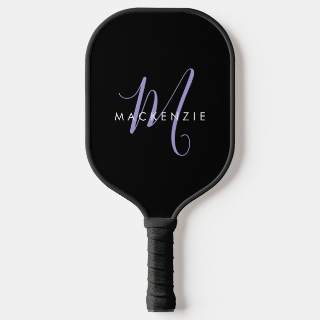 Elegantes, modernes Black Lavender Script Monogram Pickleball Schläger (Vorderseite)