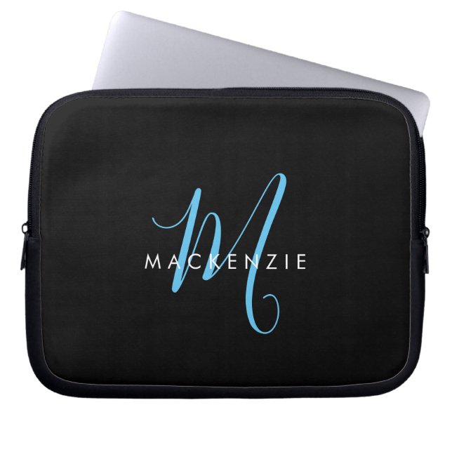 Elegantes, modernes Black Sky Blue Script Monogram Laptopschutzhülle (Vorderseite)