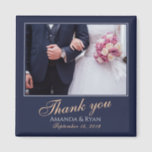 Elegantes modernes Blue Foto Vielen Dank für Ihre  Magnet<br><div class="desc">Ein Lieblingsmagnet mit einem Hochzeitsfest,  Braut- und Bräutigam-Namen und Hochzeitsdatum. Personalisieren Sie Ihre Hochzeit mit Foto und anderen Details. Der Text ist in einem Skript und der Hintergrund ist dunkelmarineblau. Ein eleganter und stilvoller Dankeschön Magnet - großartig als Geschenk für Ihre Hochzeitsgäste.</div>