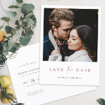 Elegantes, modernes Burgund-Script-Foto Hochzeit Einladungspostkarte<br><div class="desc">Diese schlichte Foto Hochzeit speichern das Datum Postkartenvorlage bietet ein elegantes, minimalistisches, modernes Design. Bitte stöbern Sie in unserem Shop für Versionen dieses Designs mit Save the Date Text in schwarz und in anderen Farben und auch in einem flachen Kartenformat! An der Vorderseite finden Sie Ihre Vornamen unter Ihrem bevorzugten...</div>
