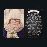 Elegantes modernes Chalkboard Weihnachtsfest Foto Magnet<br><div class="desc">Elegante, moderne Weihnachtskarte mit Ihrem beliebten Foto. Illustriert mit weißen Schnörkeln, Wirbel und Vintagen Bannern auf schwarzem Chalkboard-Hintergrund. Extravagant und stylish heißt es: "Wir wünschen Ihnen ein frohes Weihnachtsfest und alles Gute im Jahr 2015" mit einer modernen Typografie. Mit dieser Karte können Sie Ihren Freunden und Ihrer Familie die herzlichsten...</div>