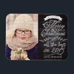 Elegantes modernes Chalkboard Weihnachtsfest Foto Magnet<br><div class="desc">Elegante, moderne Weihnachtskarte mit Ihrem beliebten Foto. Illustriert mit weißen Schnörkeln, Wirbel und Vintagen Bannern auf schwarzem Chalkboard-Hintergrund. Extravagant und stylish heißt es: "Wir wünschen Ihnen ein frohes Weihnachtsfest und alles Gute im Jahr 2015" mit einer modernen Typografie. Mit dieser Karte können Sie Ihren Freunden und Ihrer Familie die herzlichsten...</div>