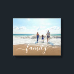 Elegantes modernes Foto Leinwanddruck<br><div class="desc">Moderne Galerie gewickelt Leinwand mit einem einfachen Design mit "Familie" in einem eleganten weißen handgeschriebenen Skript mit Überschlag über Ihr Lieblings-Foto. Dieses schicke Design ist eine perfekte Ergänzung zu Ihrer Wohngestaltung oder als Geschenk für den Haushalt.</div>