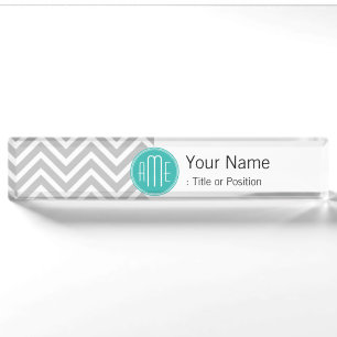 Elegantes modernes graues Chevron- und Minzm Monog Namensplakette