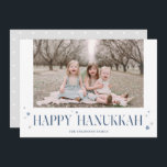 Elegantes modernes Happy Hanukkah Foto Feiertagskarte<br><div class="desc">Senden Sie Hanukkah Wünsche an Ihre Familie und Freunde mit dieser minimalistischen Fotokarte. Ein Foto auf der Vorderseite und ein Sternmuster auf der Rückseite,  begleitet von eleganter Typografie und Sternmotiv. Der moderne und minimalistische Stil wird Ihre Fotos in der Familie wirklich gelassen.</div>