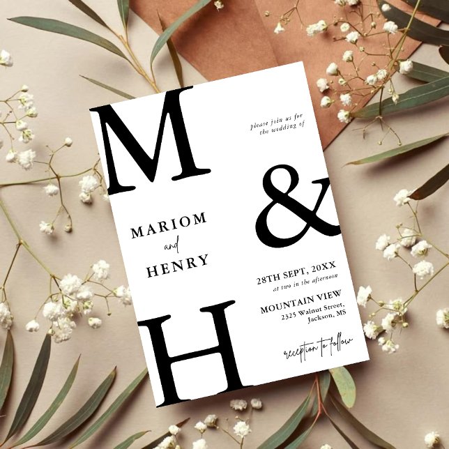 Elegantes modernes Monogramm Initiale Schwarz Weiß Einladung (Chic black and white monogram invitation adds refined elegance with your initials to your wedding)