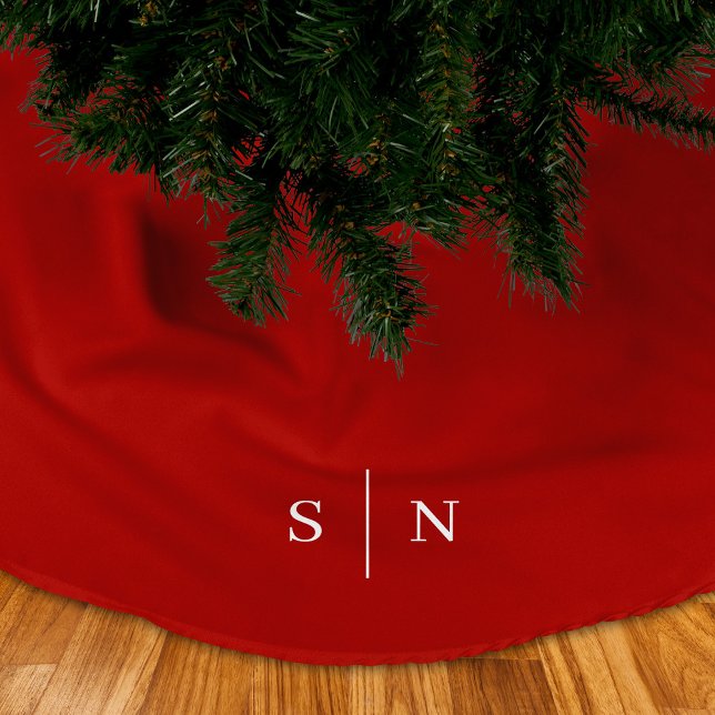 Elegantes modernes Monogramm | Weihnachtsrot Polyester Weihnachtsbaumdecke (A festive, red Christmas tree skirt with your monogram in white. Simple, modern, and professional)