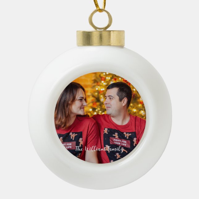 Elegantes modernes New Wed First Christmas Foto Keramik Kugel-Ornament (Vorderseite)