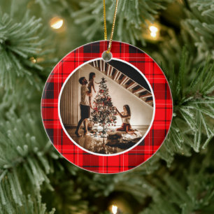 Elegantes modernes rotes kariertes Weihnachtsfamil Keramik Ornament