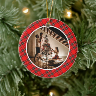 Elegantes modernes rotes Karo-Weihnachtsfamilienfo Keramik Ornament