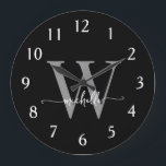 Elegantes, modernes Schwarz-Grau-Monogramm-Namenss Große Wanduhr<br><div class="desc">Girly Modern Elegant Stilvolle Schwarz-Grau Monogram Initial Name Script Custom Personalisiert Large Clock. Dieses Design mit einem Vornamen in einer hübschen Hand Schwanz-Schriftart-Kalligraphie (oder Typografie) mit Monogramm initiale in grau und weiß auf schwarz. Einfach zu anpassen. Große stilvolle feminine Hauswärmeschenke, auch zum Geburtstag, süße 16 Geburtstagsparty, Muttertag, Hochzeit, Brautparty- und...</div>