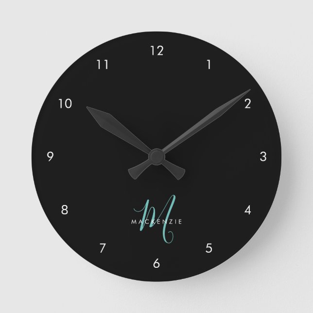 Elegantes, modernes Schwarzes Aquamarines Script M Runde Wanduhr (Vorderseite)
