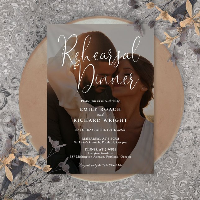 Elegantes Modernes Script Foto Probe Dinner Einladung (Elegant Modern Script Photo Rehearsal Dinner Invitation)