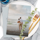 Elegantes, modernes Skript-Foto Hochzeit speichern Save The Date<br><div class="desc">Moderne Skriptkalligraphie mit swish Schwanz und Ihre Lieblings-Foto Hochzeitsankündigung Save the Date Karte.</div>