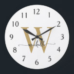 Elegantes, modernes White Gold Monogram Name Scrip Große Wanduhr<br><div class="desc">Girly Modern Elegant Stilvolle White and Gold Monogram Initial Name Script Custom Personalisiert Large Clock. Dieses Design mit einem Vornamen in einer hübschen Hand Schwanz-Schriftart-Kalligraphie (oder Typografie) mit Monogramm Erstmaligkeit in Gold und Schwarz auf weißem Hintergrund. Einfach zu anpassen. Große stilvolle feminine Hauswärmeschenke, auch zum Geburtstag, süße 16 Geburtstagsfeier, Hochzeit,...</div>